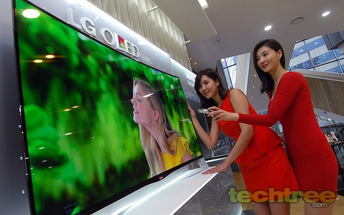 LG To Start Shipping 55" Curved OLED TV For $13,500 Very Soon
