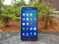 Samsung Galaxy J7 has a done-to-death Samsung design