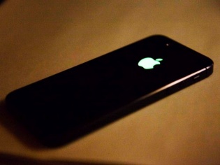 Leaked Renders Of The Iphone 6 Show A Slot For A Glowing Apple Notifications Logo Techtree Com
